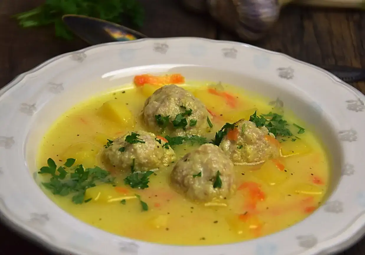 Zupa klopsowa babci - przepis na idealny smak z dzieciństwa