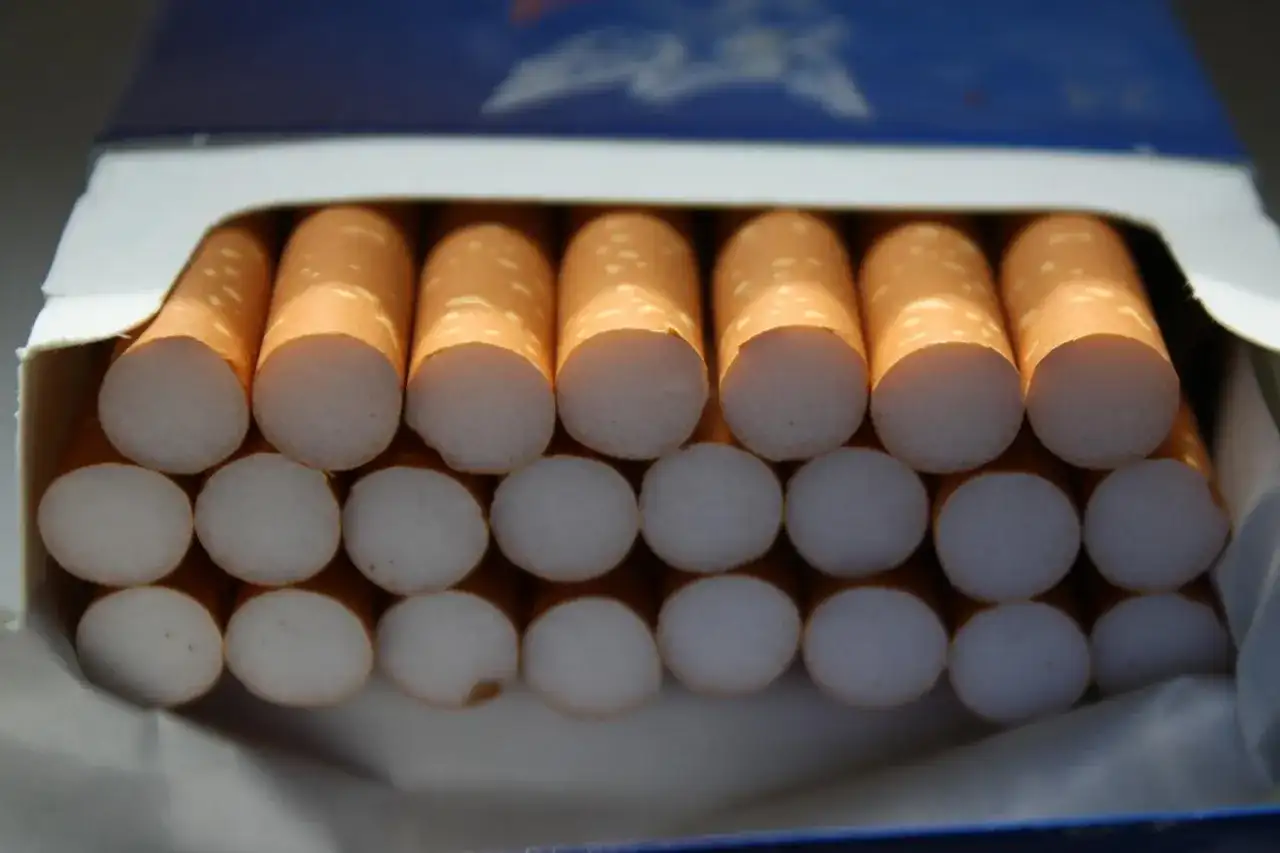 Hur många cigaretter finns i ett paket i Sverige?