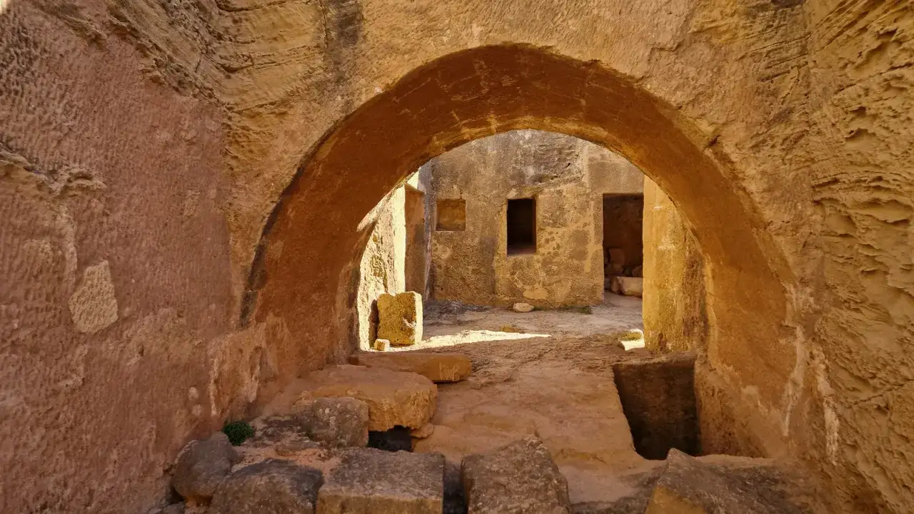 Grobowce Królewskie Pafos - Czy to na pewno groby królów?