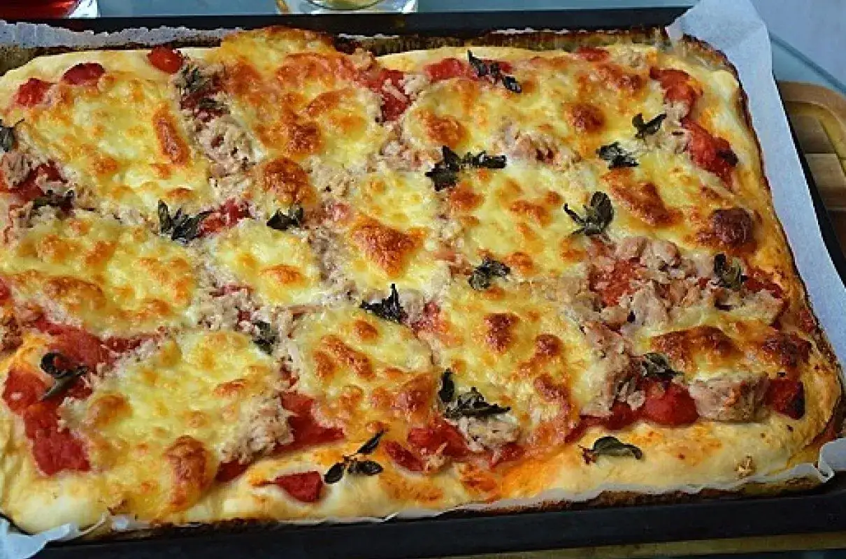 Pizza z tuńczykiem - Jak zrobić idealnie chrupiącą?