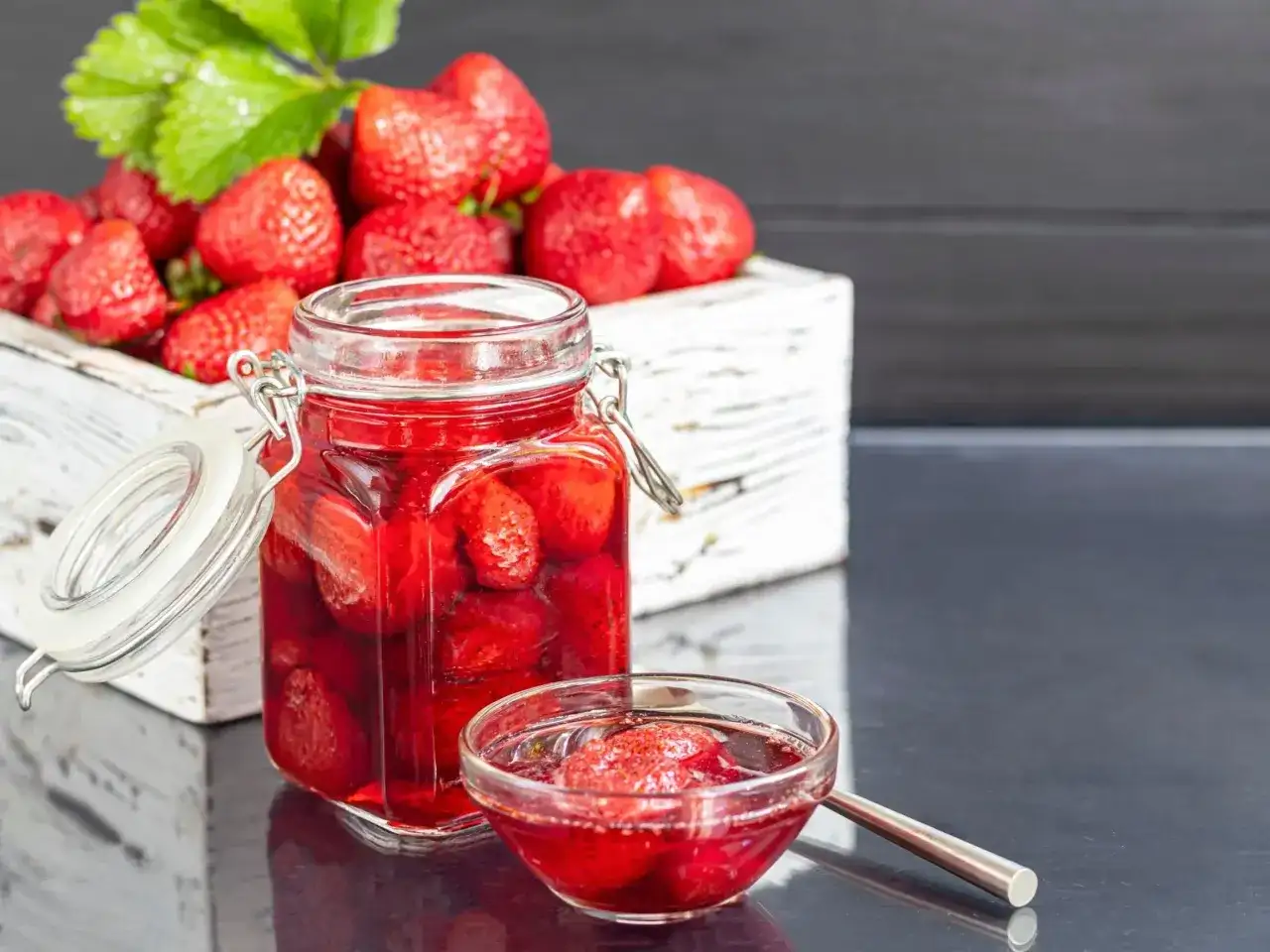 Kompot z truskawek - idealny przepis. Zrób go dobrze!