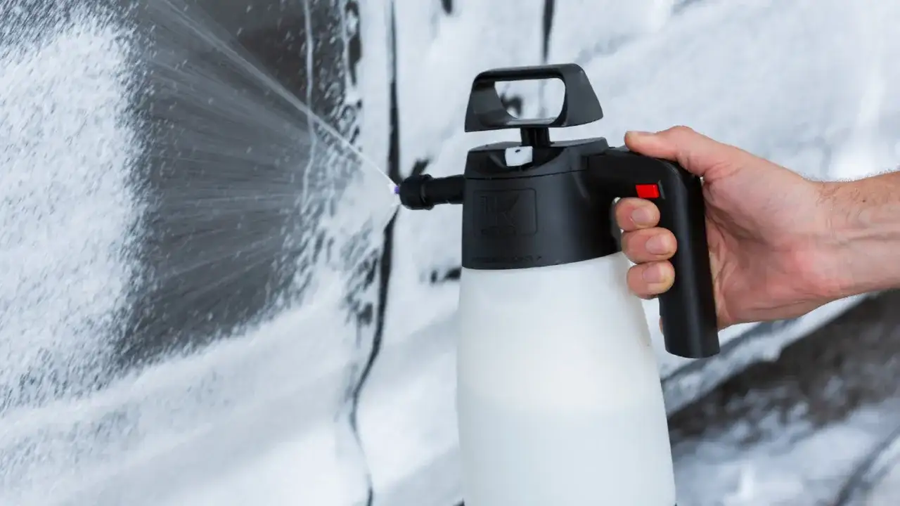 Lavaggio auto a casa senza graffi - guida pratica