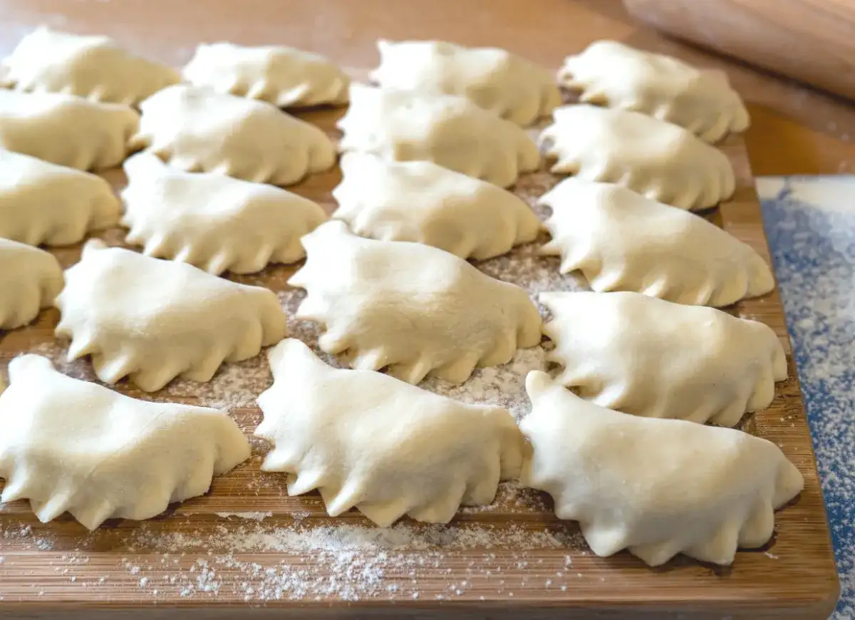 Ciasto na pierogi - Sekret miękkich i sprężystych pierogów