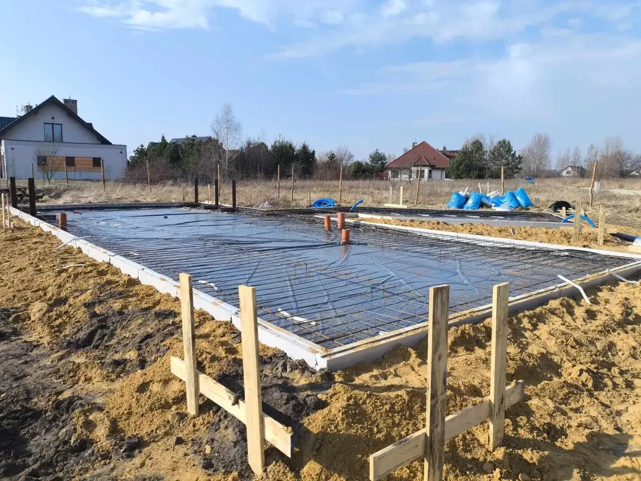 Płyta fundamentowa - czy faktycznie opłaca się bardziej niż ławy?