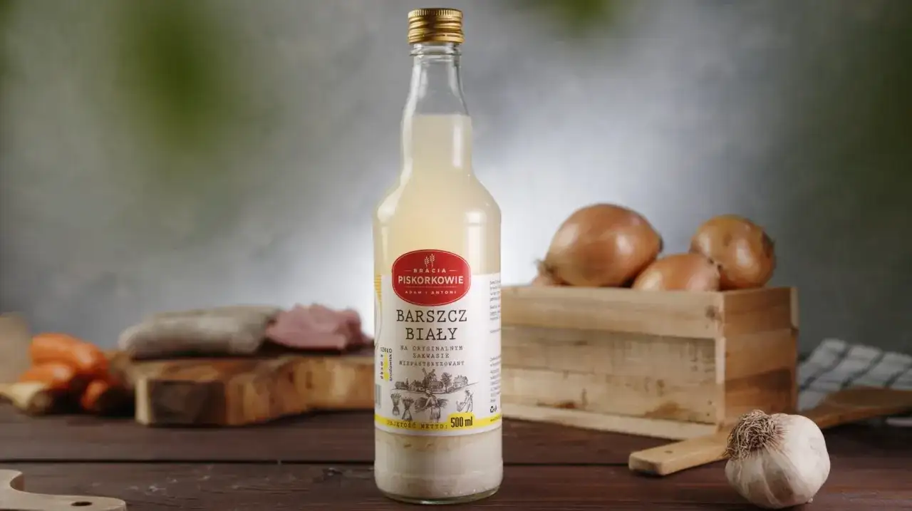 Barszcz biały z butelki: Jak wybrać i podkręcić smak jak u mamy?
