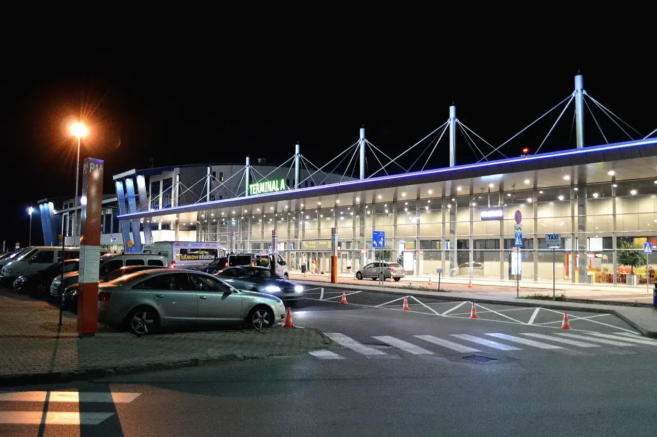 Rzeszów-Pyrzowice: Jak dojechać na lotnisko bez stresu?