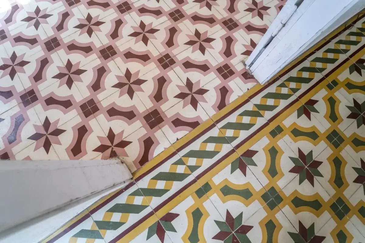 Travertin et carreaux de ciment, l’art de bien les associer