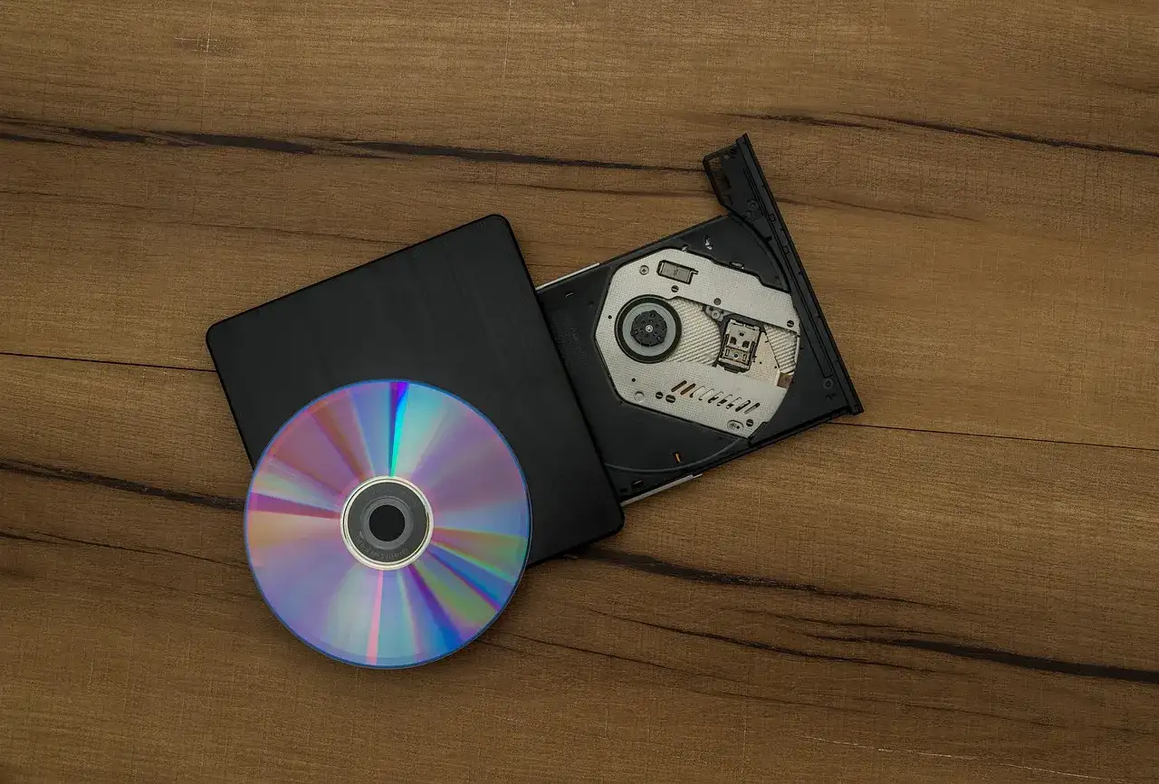 Jak odtworzyć płytę CD na laptopie bez napędu? Prosty poradnik