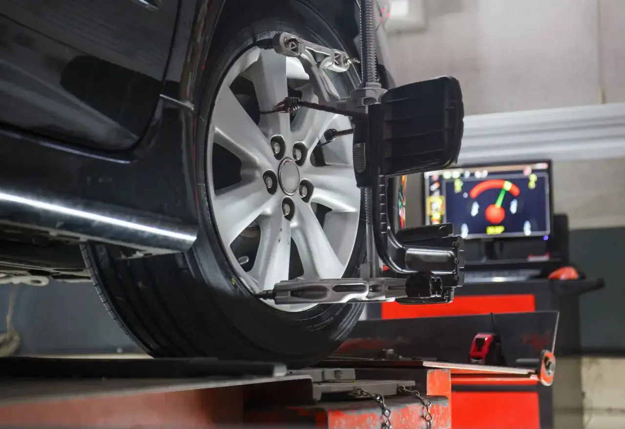 Auto ściąga w lewo? Diagnoza i koszty naprawy - Poradnik