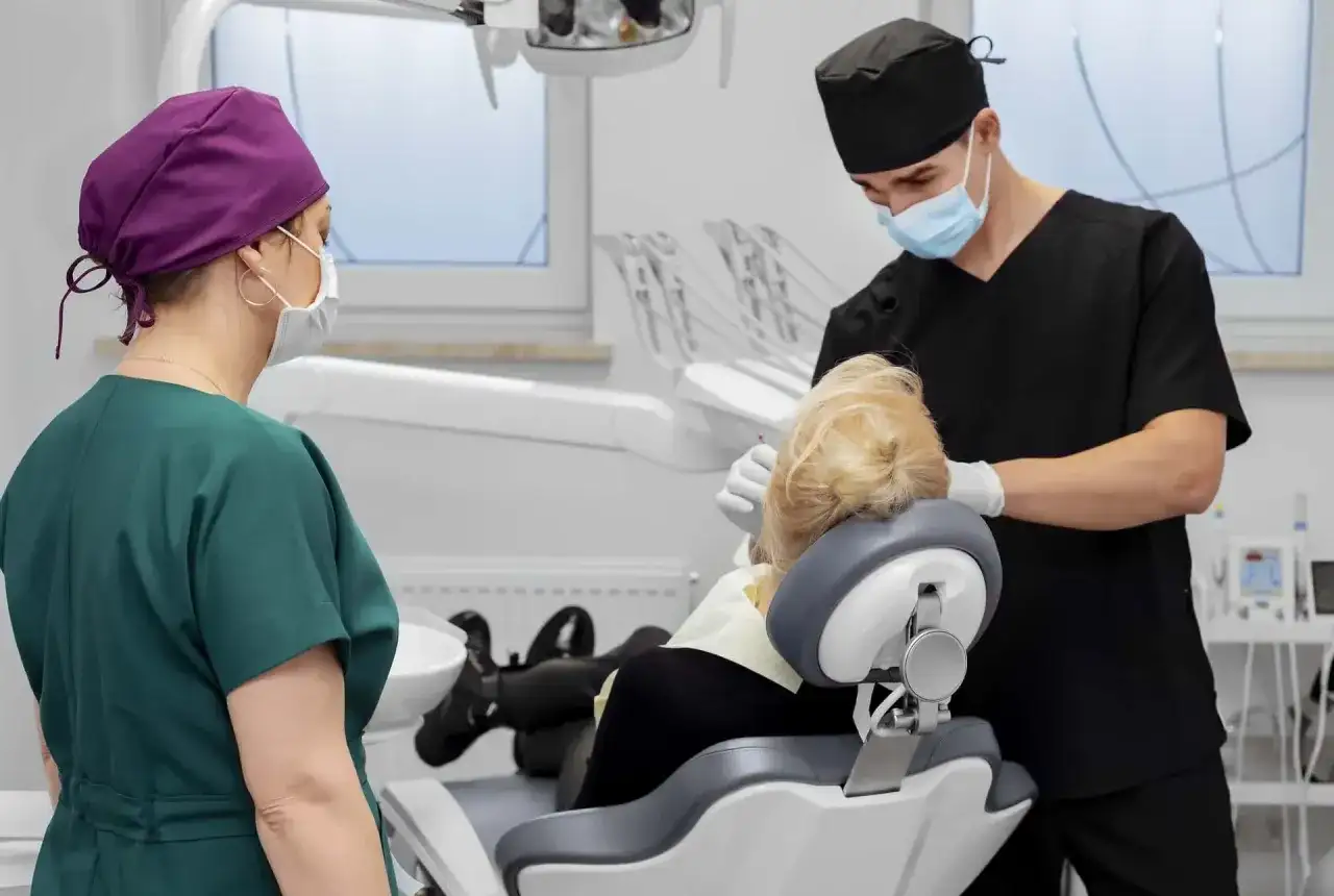 Rozchodzący się szew po ekstrakcji - kiedy do dentysty?