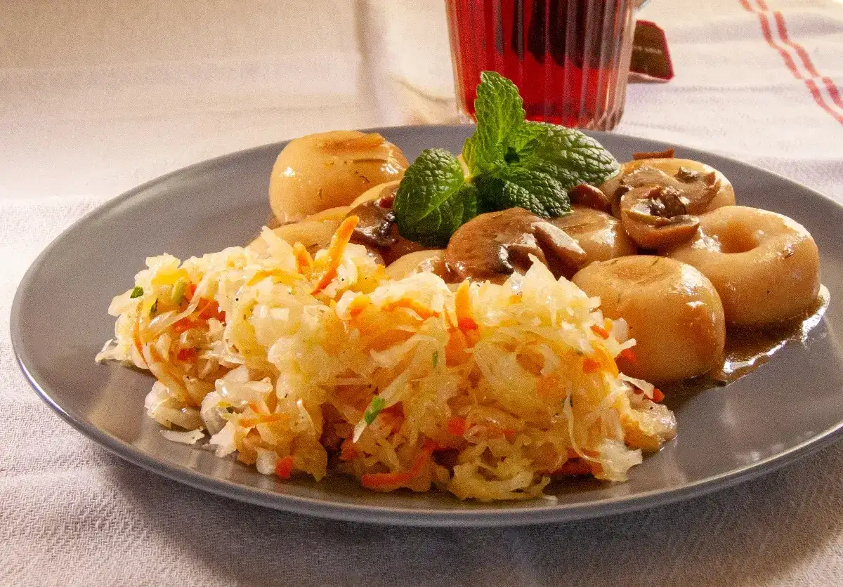 Surówka z kiszonej kapusty - Przepis na idealny smak