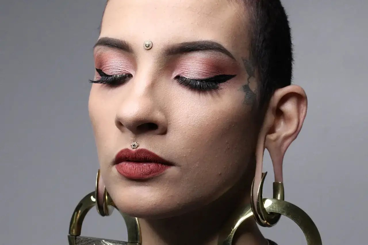 Medusa piercing - gojenie, pielęgnacja i wybór biżuterii