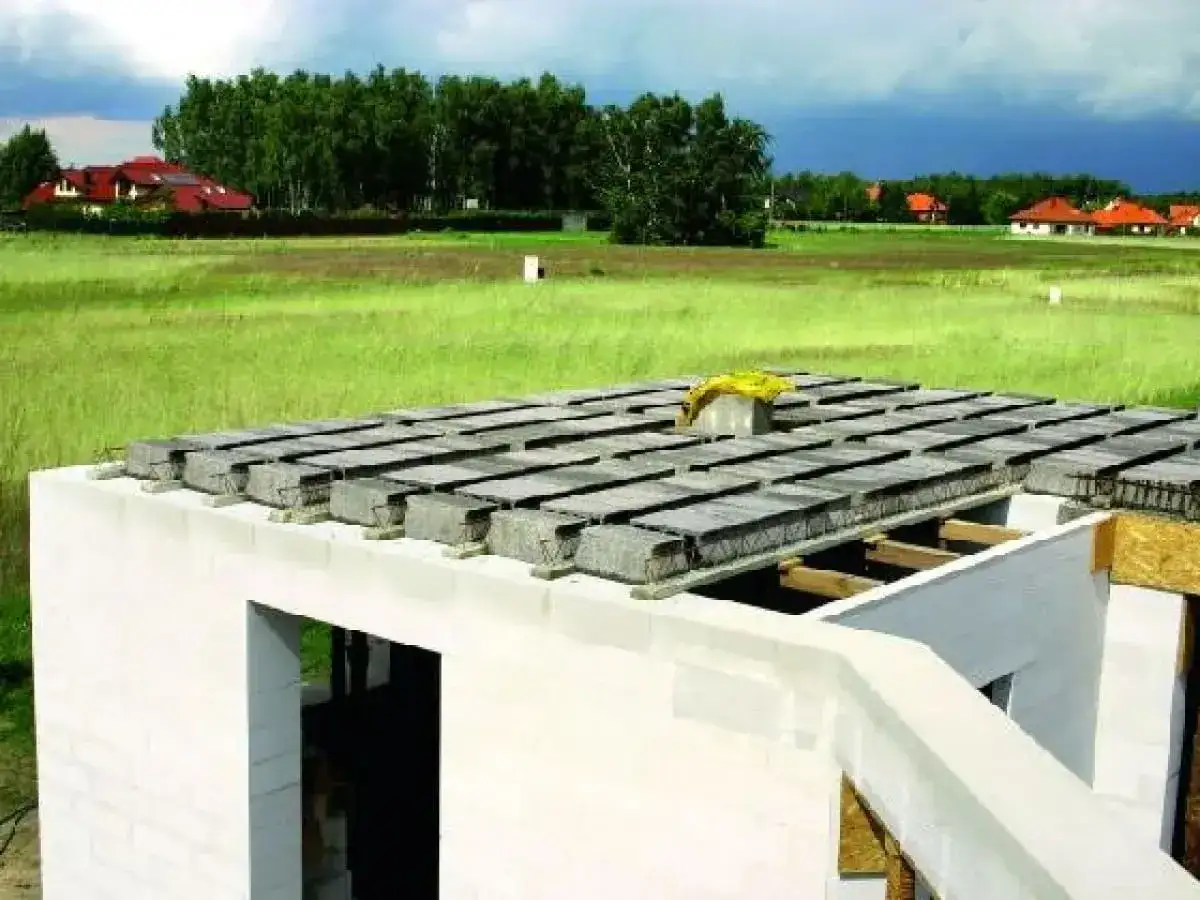 Strop monolityczny 100m2 - Ile kosztuje i jak nie przepłacić?