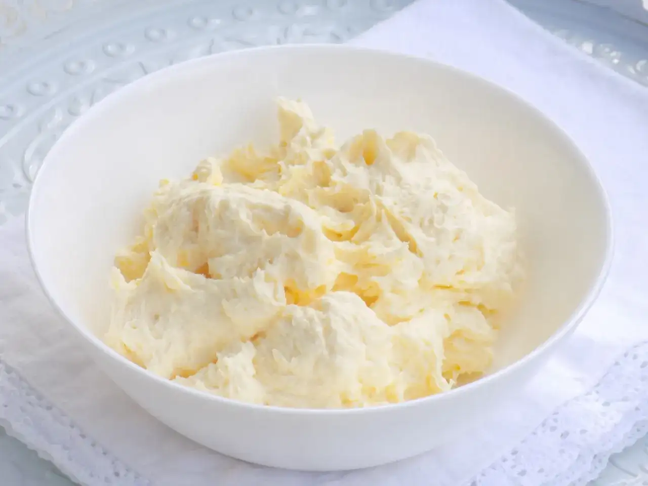 Masa budyniowa z mascarpone do tortu - Jak zrobić stabilny krem?