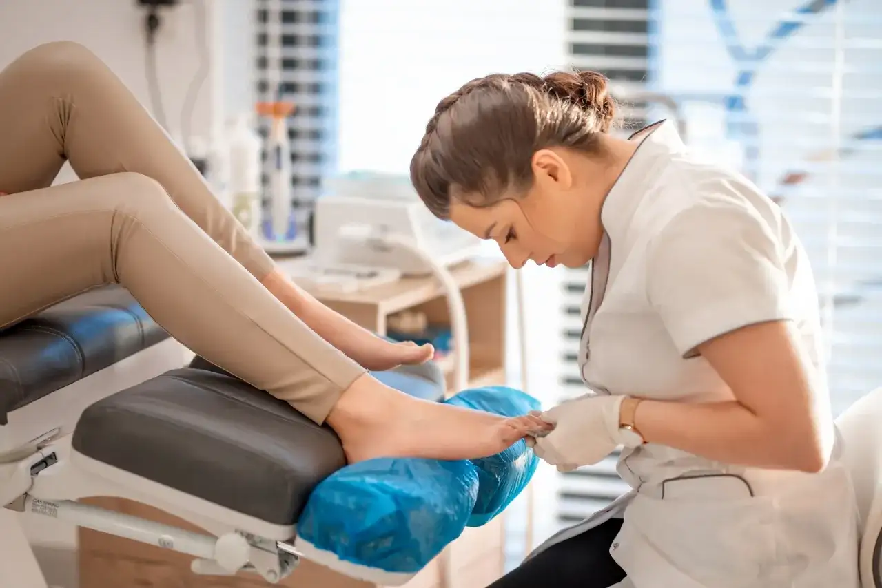 Pedicure - kiedy kosmetyczka, a kiedy podolog? Przewodnik