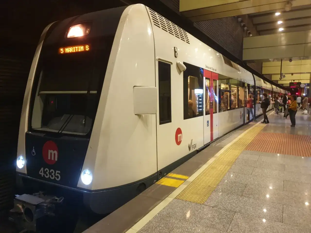 Metro Walencja: jak jeździć i oszczędzić czas? Poradnik 2026