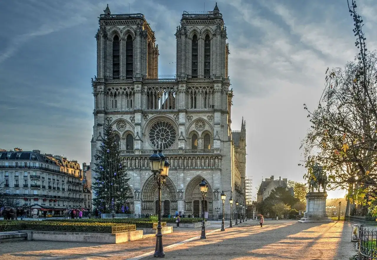Notre-Dame Paryż - Okolica i atrakcje. Jak zwiedzać?