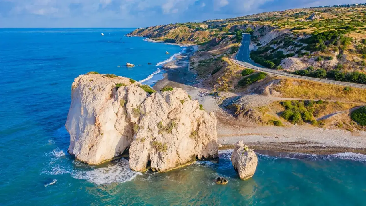 Lotniska na Cyprze - Larnaka czy Pafos? Wybierz mądrze!