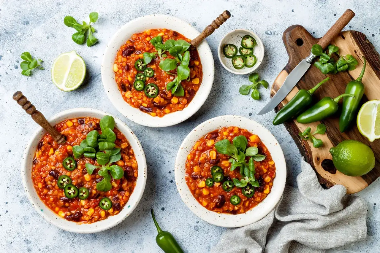 Chili sin carne: Przepis na wege wersję, która zachwyca smakiem