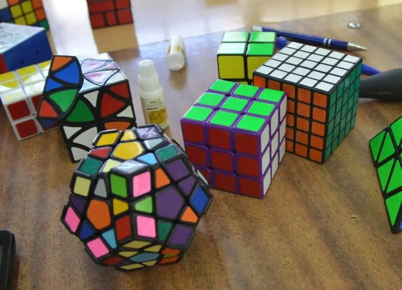 Jak ułożyć kostkę Rubika 3x3? Prosty poradnik krok po kroku