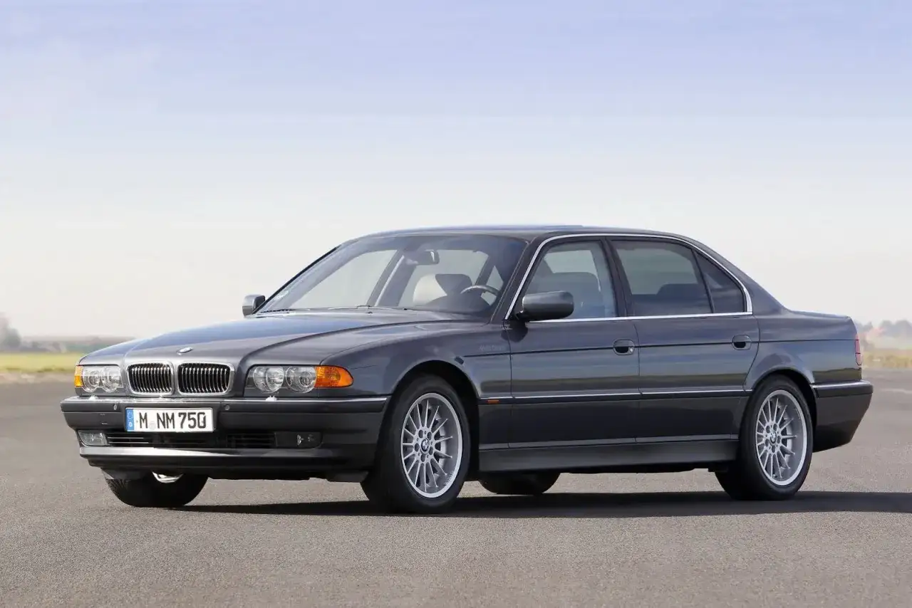 BMW V12 - Historia, modele, zakup. Czy warto?