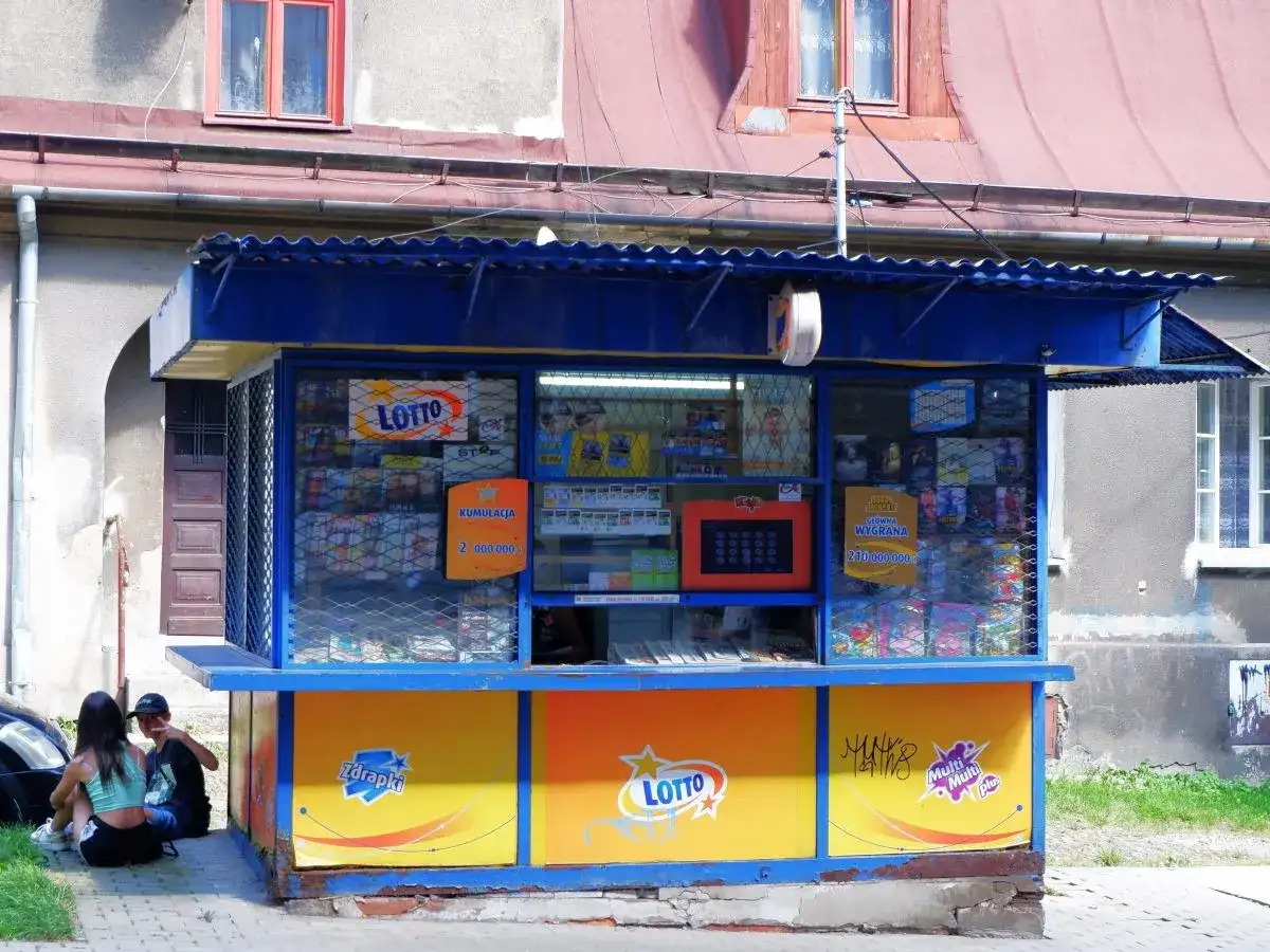 Zdrapki: stacja czy kolektura? Gdzie kupować, by wygrać więcej?