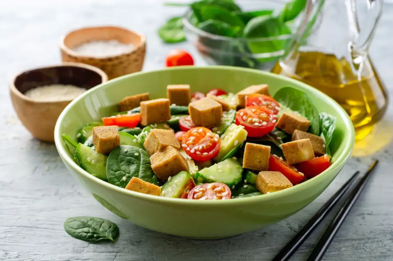 Sałatka z tofu w azjatyckim stylu - prosty przepis i wskazówki