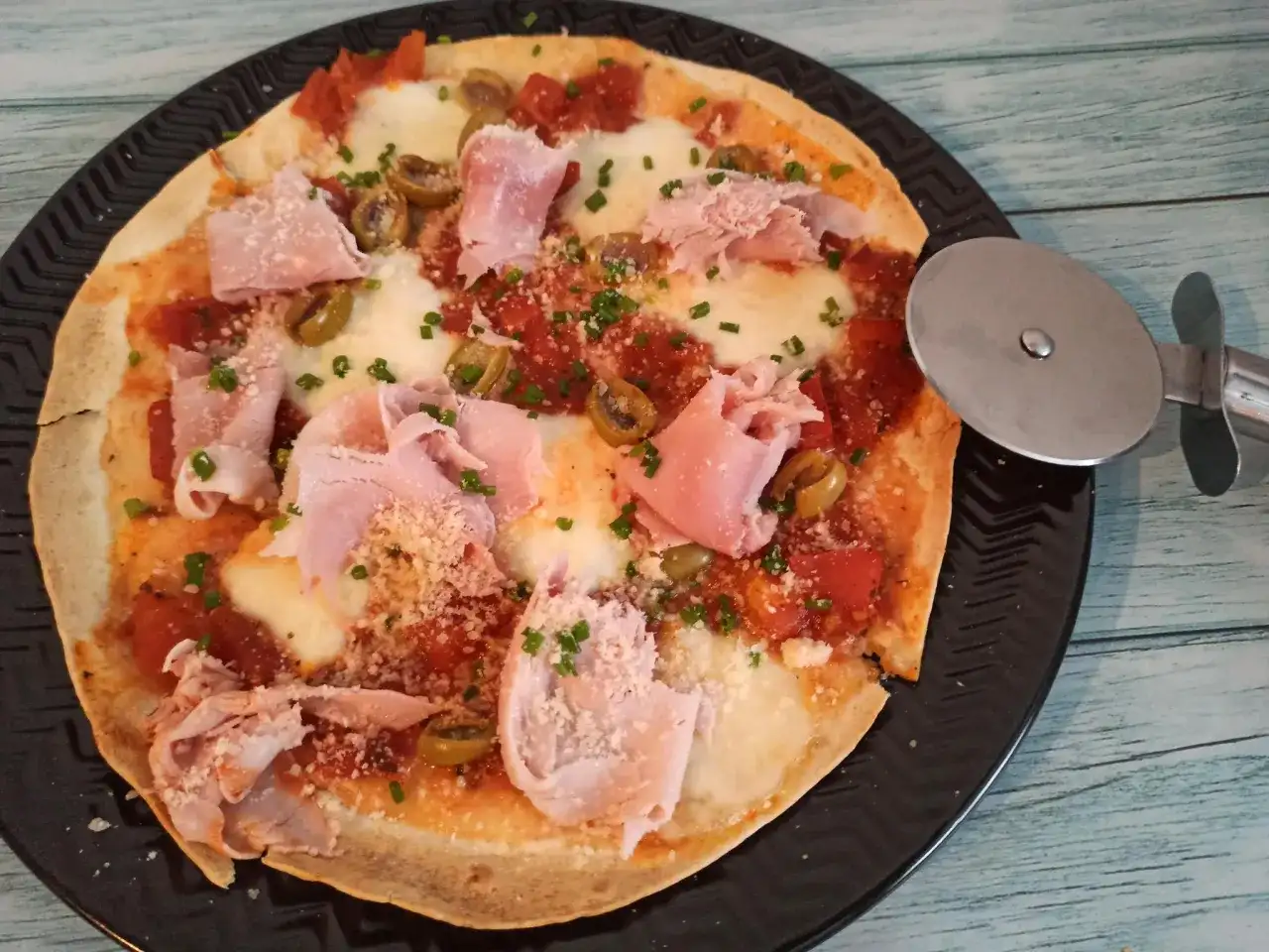 Pizza z tortilli na patelni - szybki przepis i chrupiący efekt