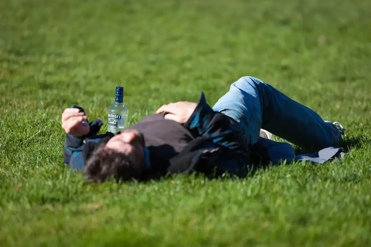 Drgawki po alkoholu - Czy to padaczka? Sprawdź, co robić!