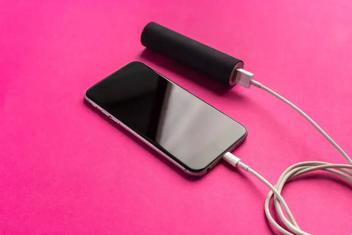 Jak naładować telefon bez ładowarki? Sprawdź 5 sposobów!