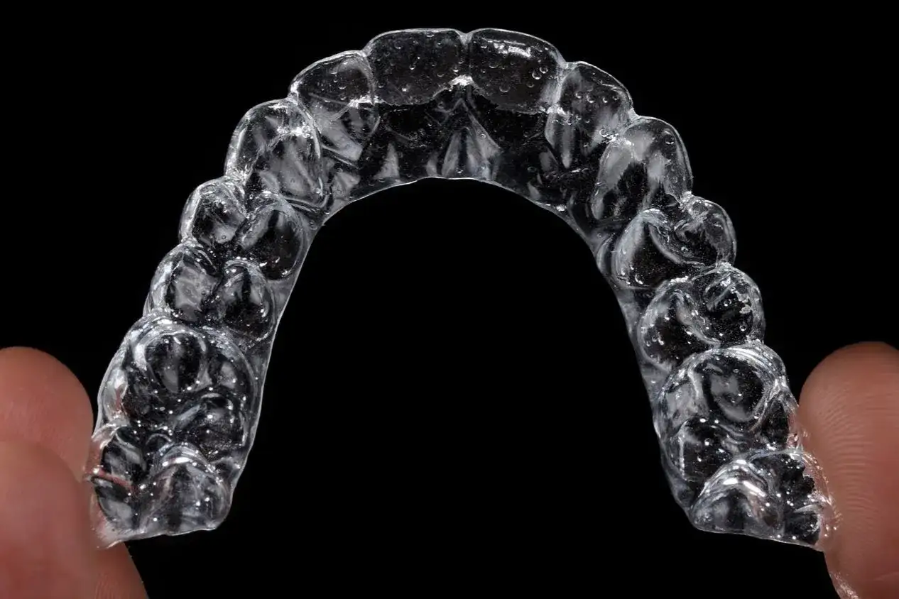 Invisalign - czy warto? Koszt, efekty i wady przezroczystych nakładek