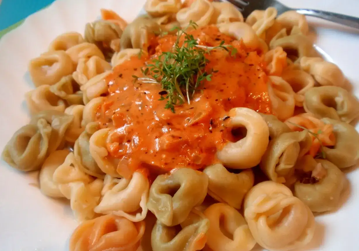 Tortellini z sosem pomidorowym: Szybki przepis na idealny obiad