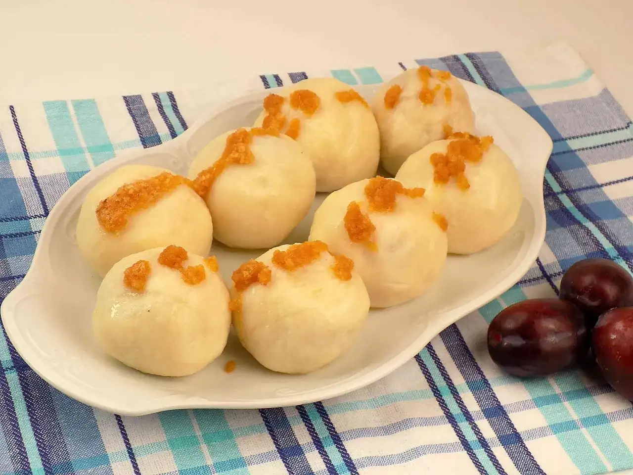 Knedle ze śliwkami - przepis idealny. Bez pękania!