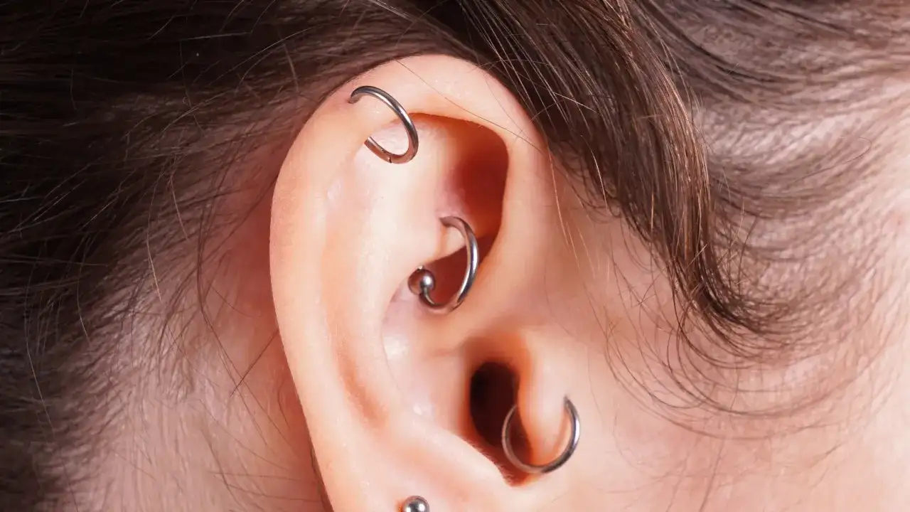 Kiedy przekłuć uszy? Idealny sezon dla Twojego piercingu