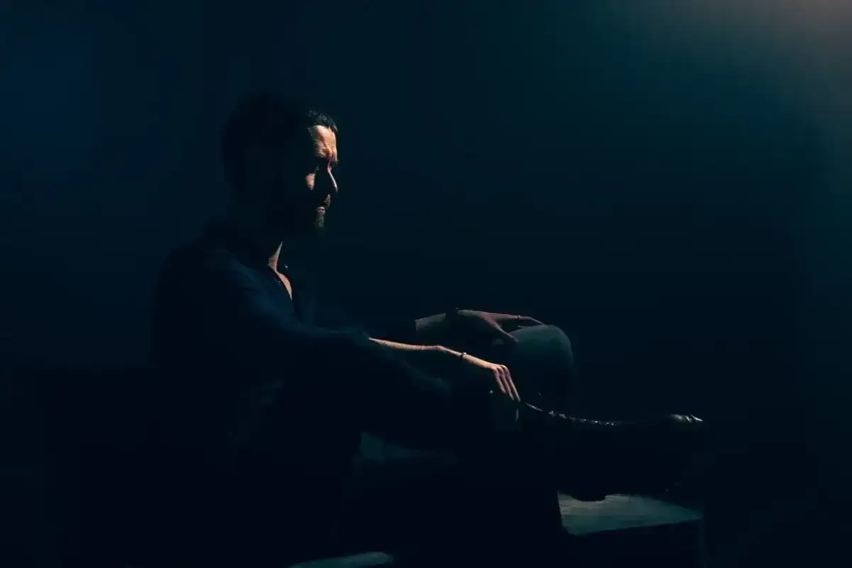 Low key w fotografii - jak budować ciemny, czytelny kadr