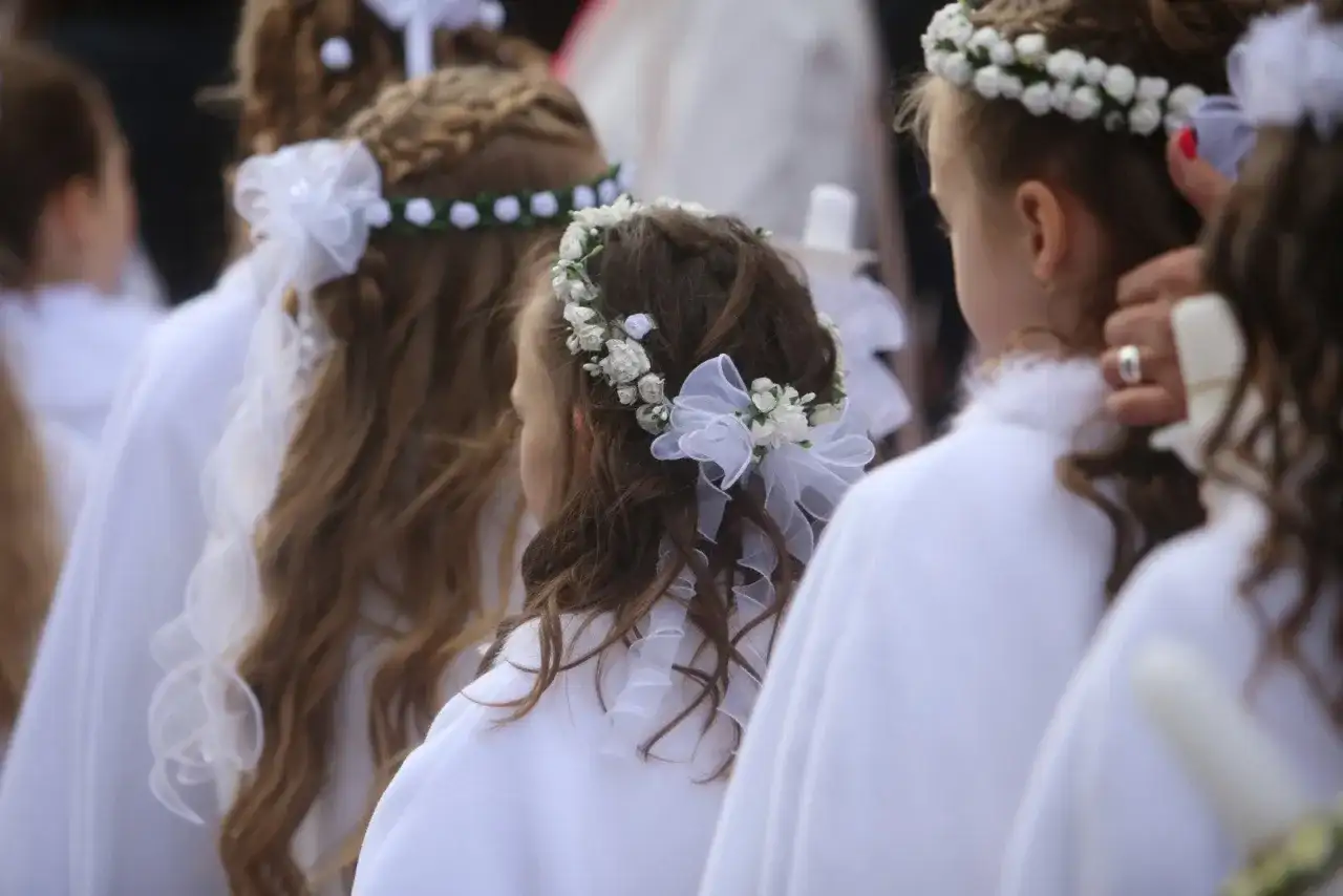 Fryzury komunijne z wiankiem - Jak dobrać trwałe i lekkie uczesanie?