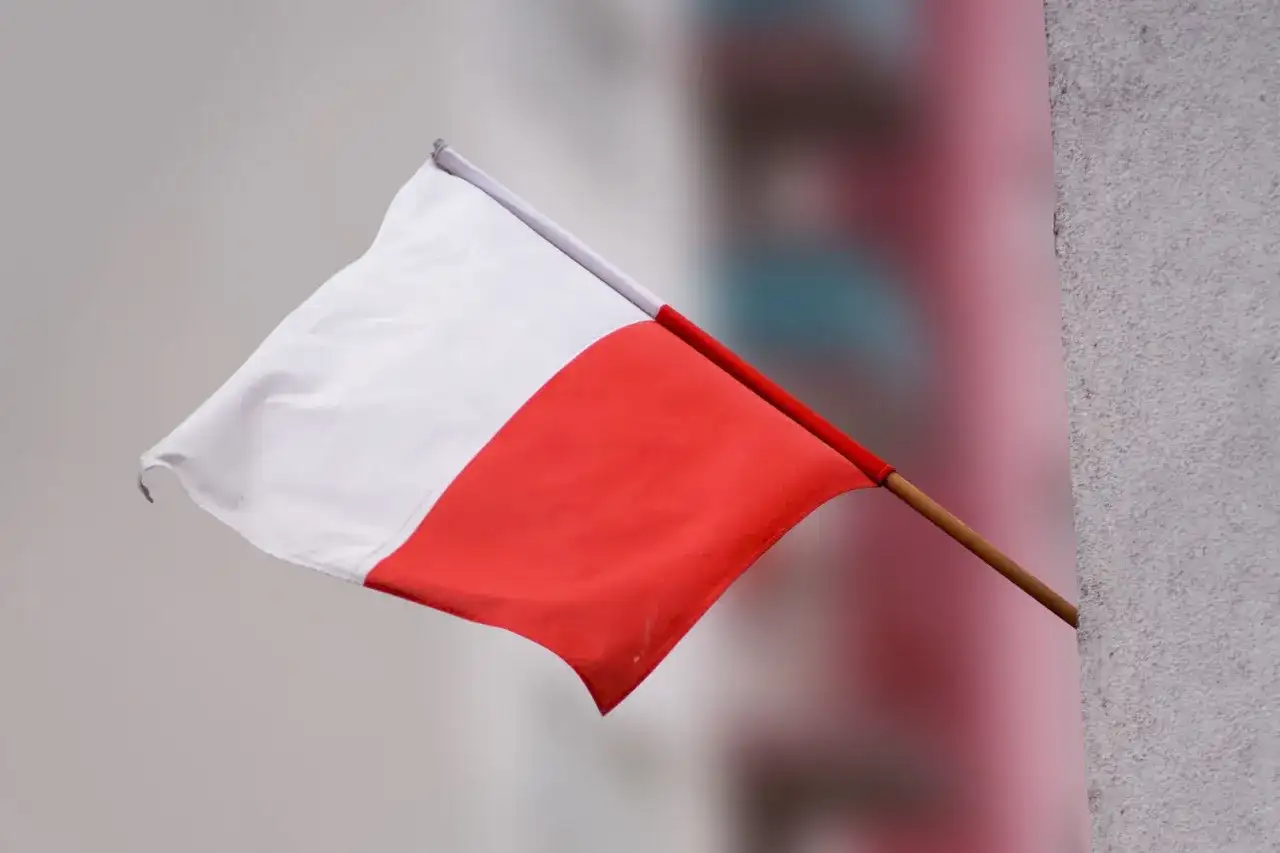 Odwrócona flaga Polski - Błąd czy gest? Jak rozpoznać i reagować?