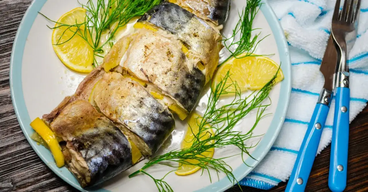 Pieczona makrela w piekarniku - prosty przepis na soczysty obiad
