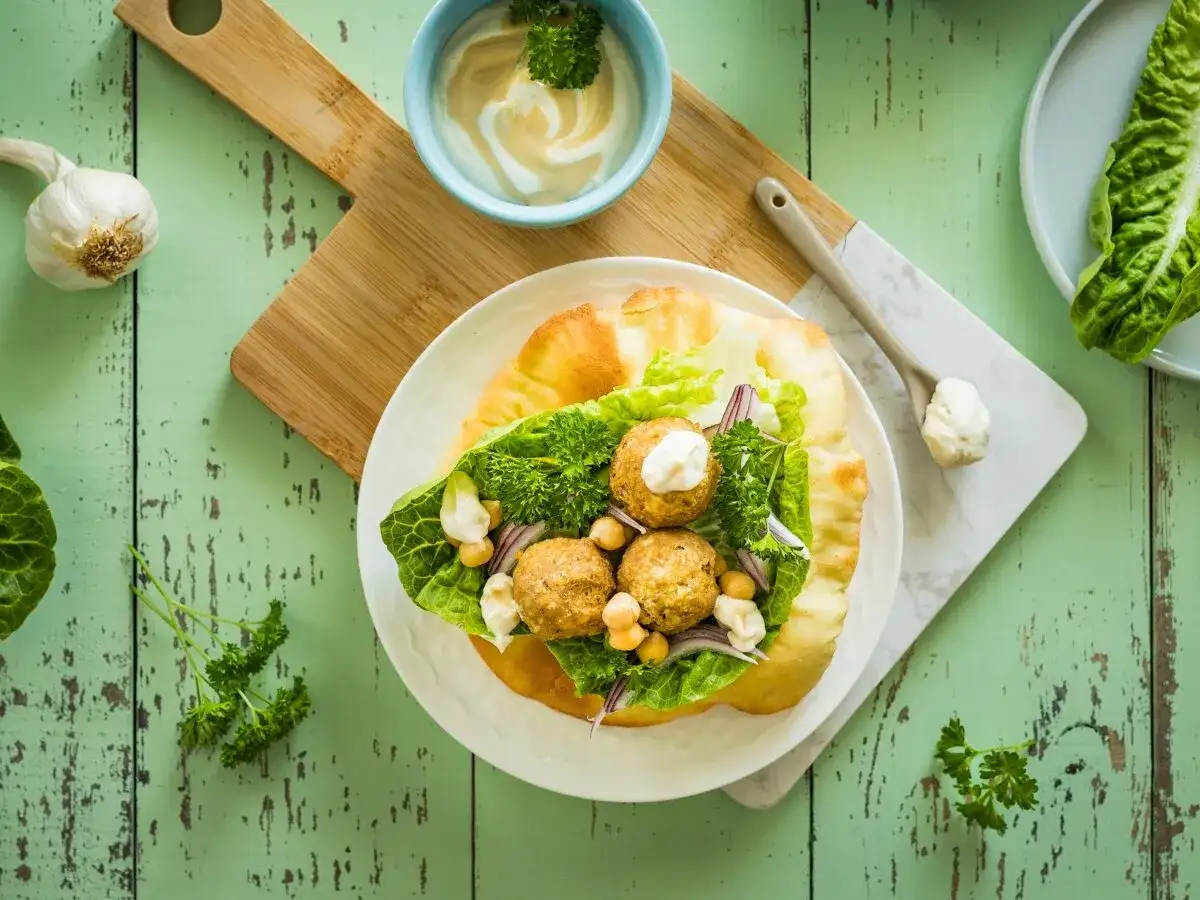 Idealny sos tahini: Prosty przepis na falafel i sałatkę