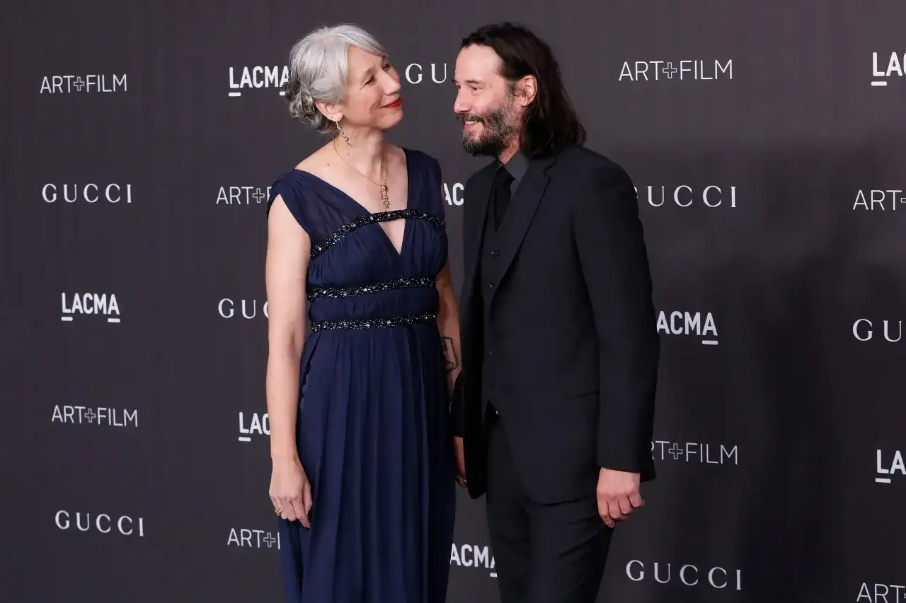 Alexandra Grant wzrost: 184 cm. Kim jest artystka i partnerka Keanu Reevesa?