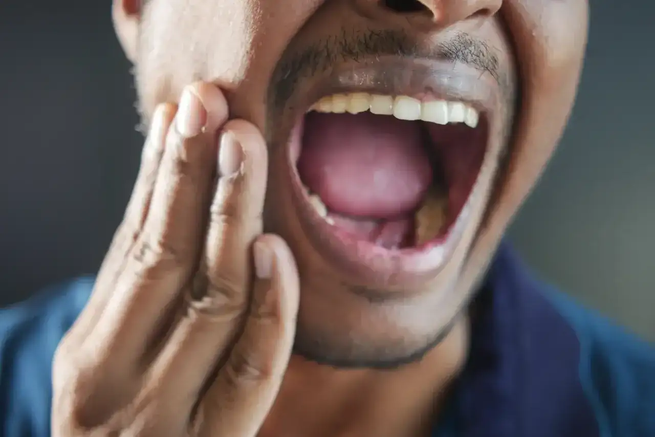Pulsujący ból zęba - Przyczyny, ulga i kiedy do dentysty?