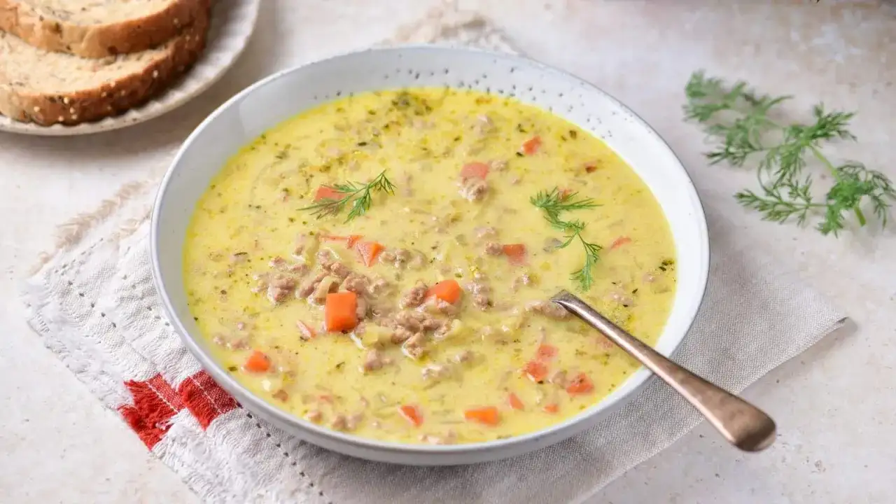 Zupa porowa z mięsem mielonym - kremowa i sycąca w 45 minut