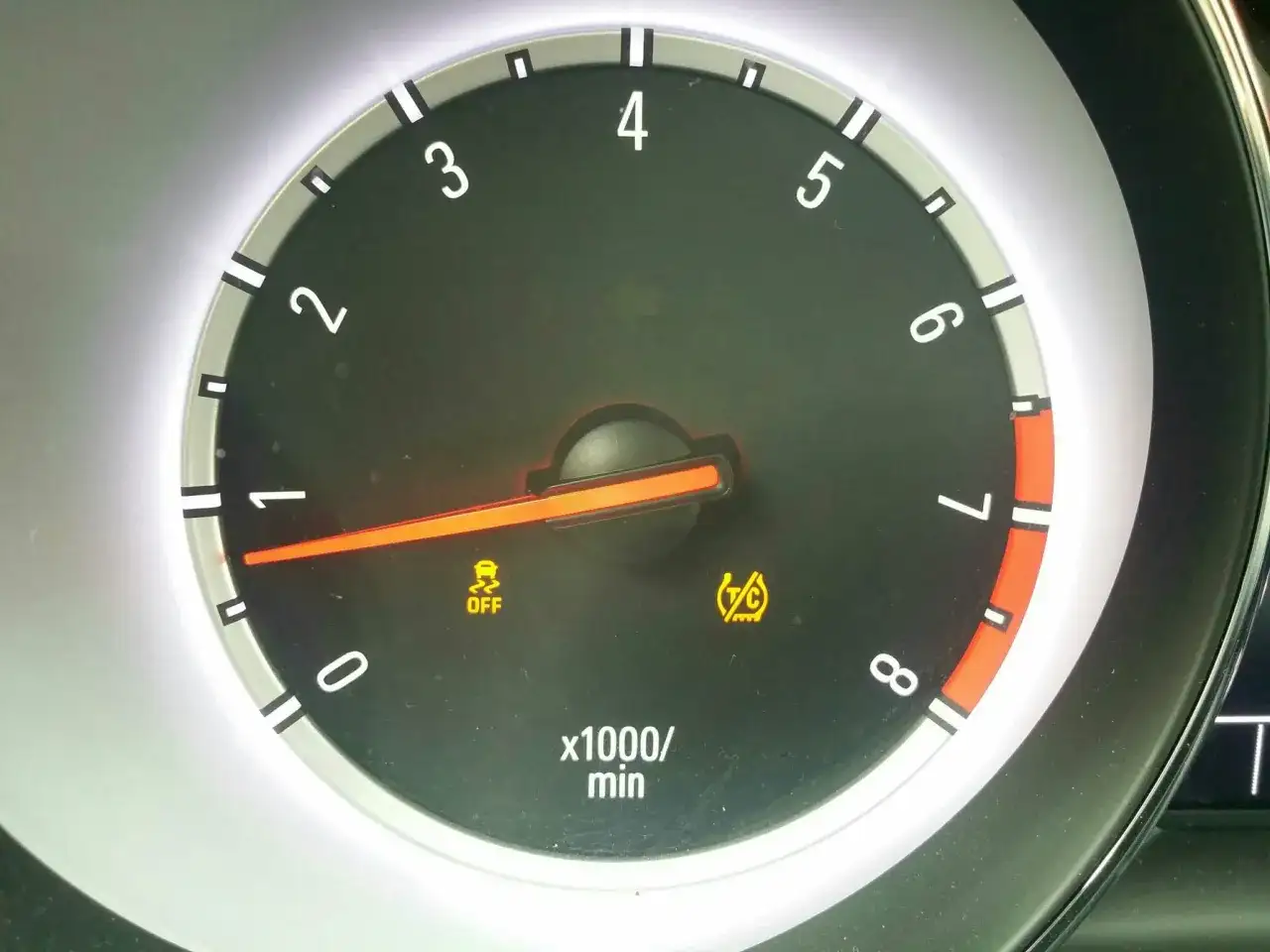 Kontrolka TC Opel Astra J: Co oznacza i jak bezpiecznie jechać?