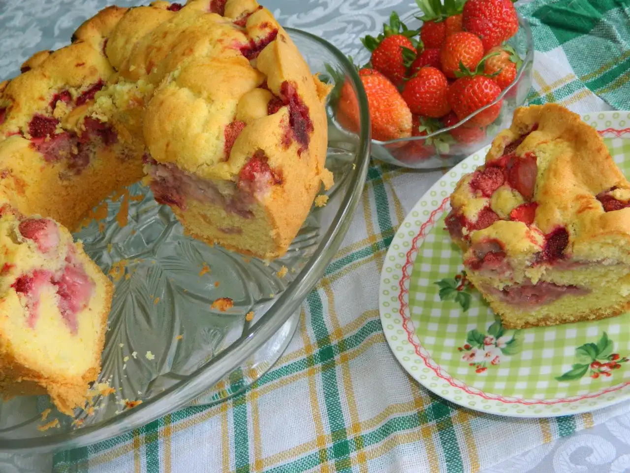 Babka z truskawkami - jak upiec ją puszystą i soczystą