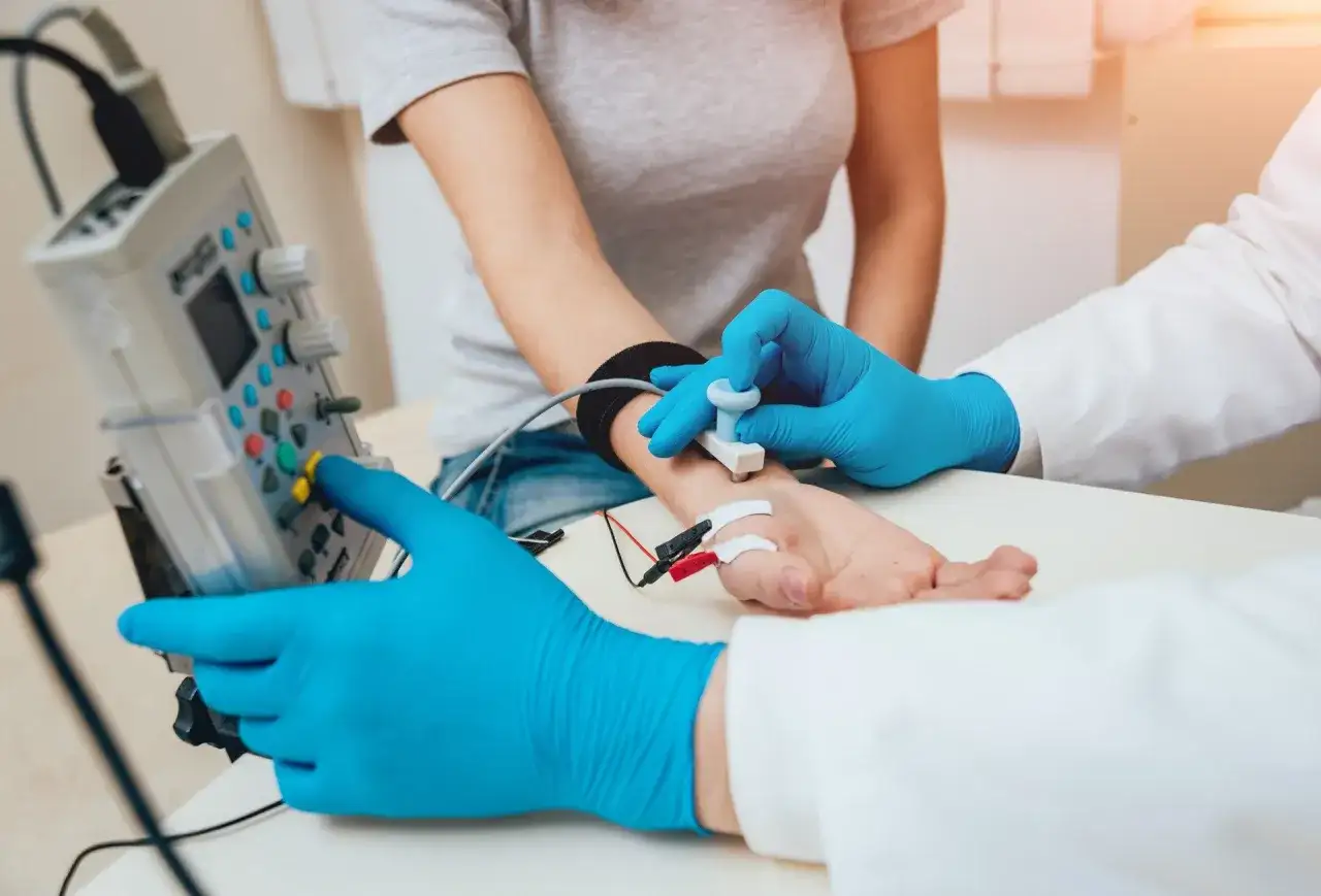 Próba tężyczkowa EMG - kiedy warto ją zrobić i jak się przygotować