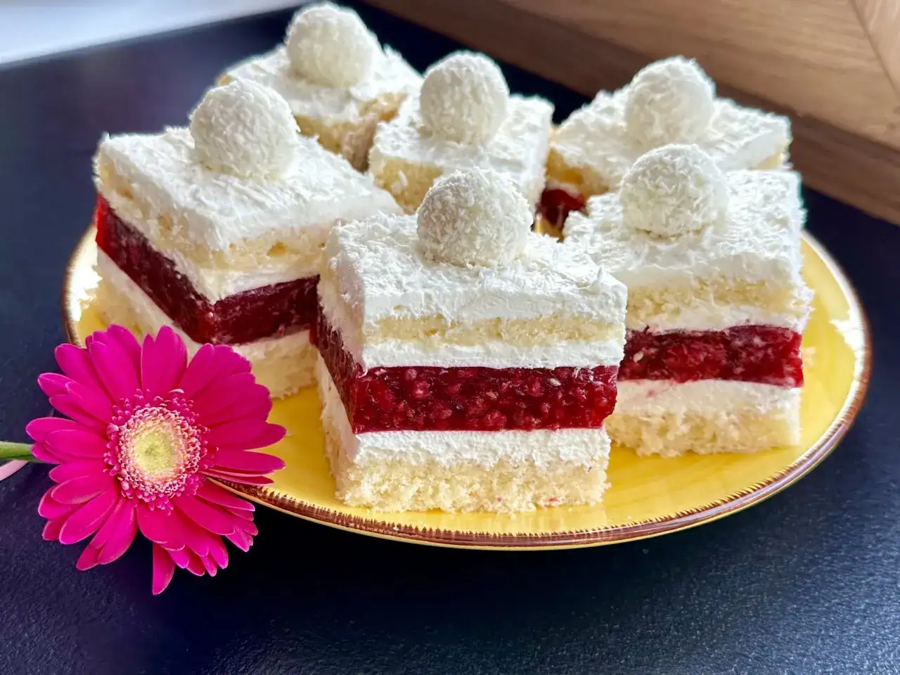 Ciasto Raffaello z malinami: Puszysty biszkopt czy bez pieczenia?