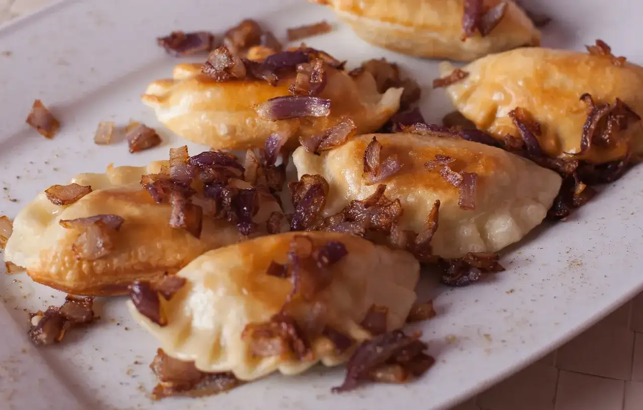Pierogi z mięsem - Przepis na idealne ciasto i soczysty farsz