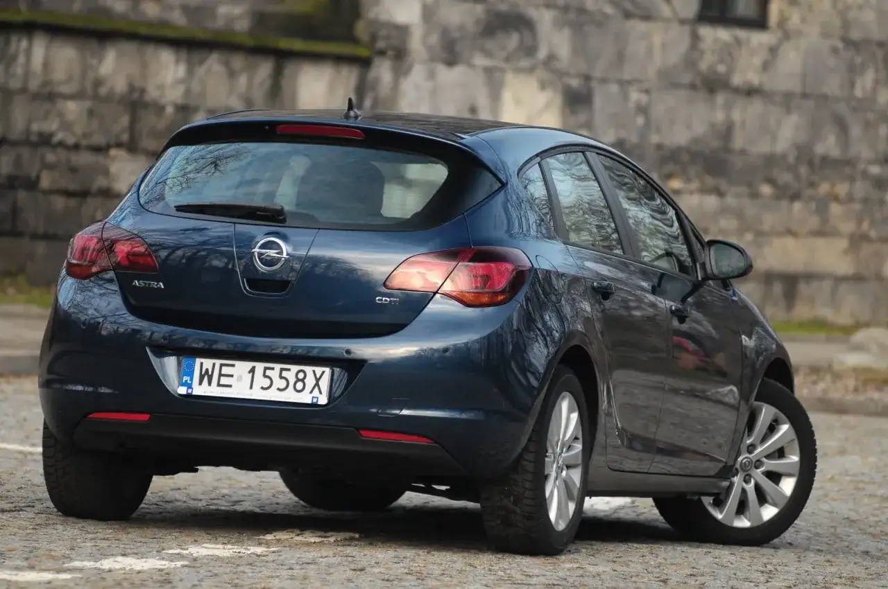 Opel Astra J: Jakie żarówki z tyłu? Sprawdź typy i wymianę!