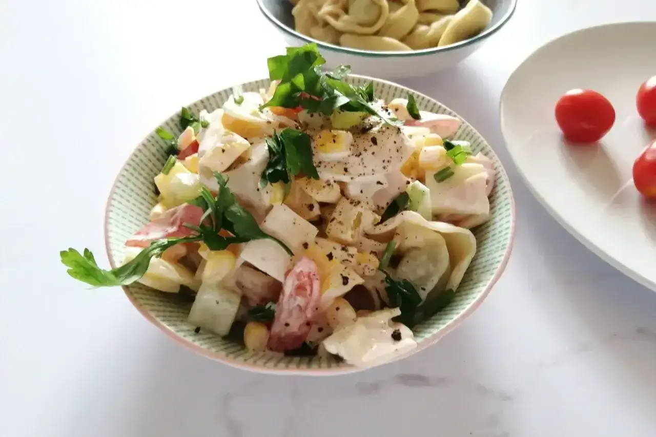 Sałatka z tortellini - prosty przepis i proporcje, które działają