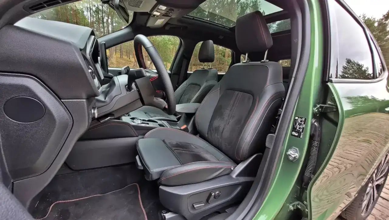 Ford Kuga - wnętrze, które ma sens? Sprawdź kabinę!